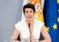 Representante del Gobierno de España en rueda de prensa anunciando la nueva ayuda del SEPE para quienes cobran menos de 900 euros