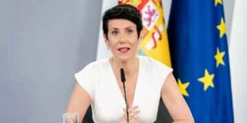 Representante del Gobierno de España en rueda de prensa anunciando la nueva ayuda del SEPE para quienes cobran menos de 900 euros