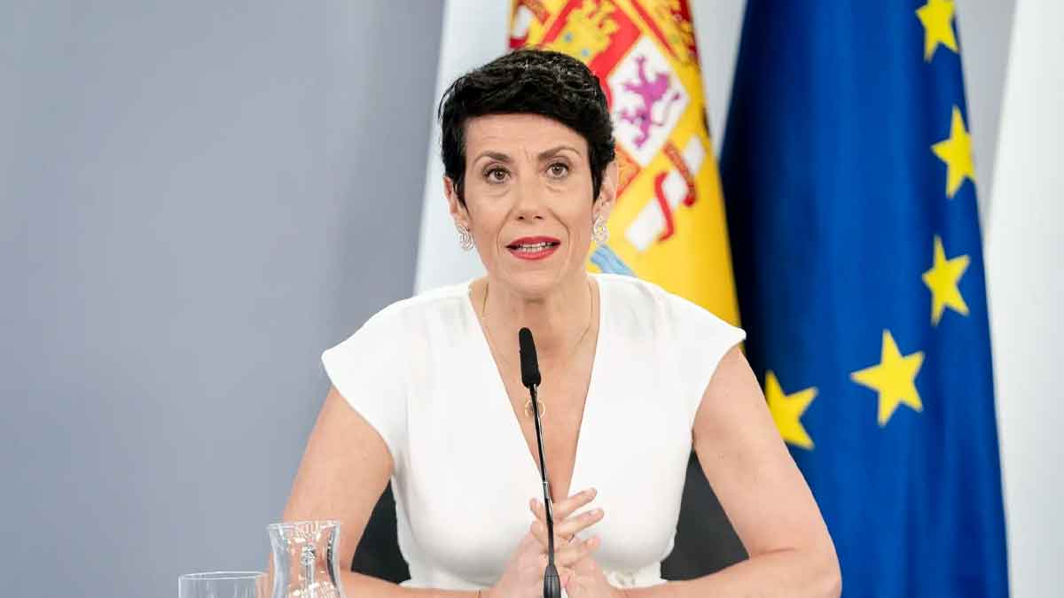 Representante del Gobierno de España en rueda de prensa anunciando la nueva ayuda del SEPE para quienes cobran menos de 900 euros
