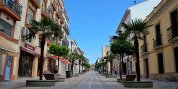 Calle principal de La Carolina (Jaén), el municipio más barato de Andalucía para comprar casa, con palmeras y comercios