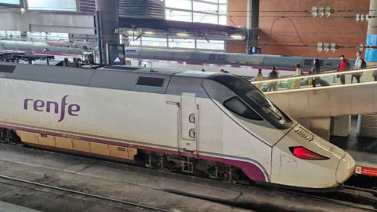 Renfe comunica que cuando se restablezca la circulación los trenes serán gratis este martes.