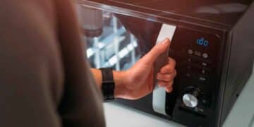 Por qué no deberías calentar estos líquidos de uso común en el microondas