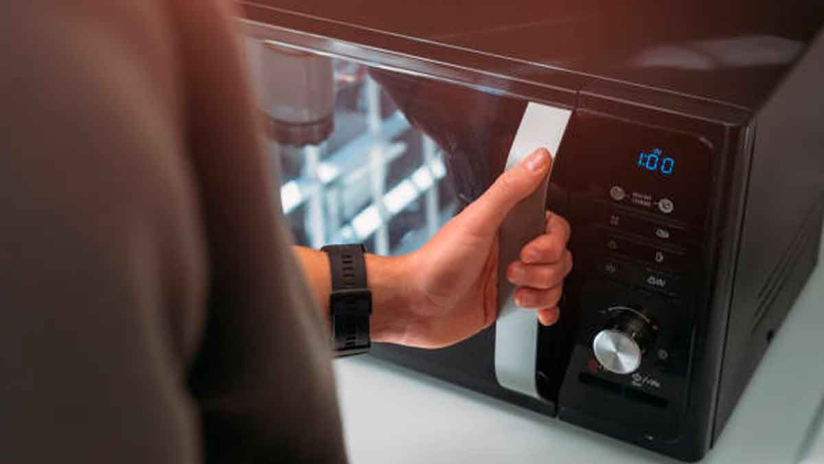 Por qué no deberías calentar estos líquidos de uso común en el microondas