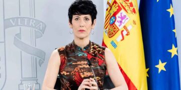 Representante del Gobierno de España, con el pelo corto y blusa estampada, compareciendo en rueda de prensa sobre pensiones
