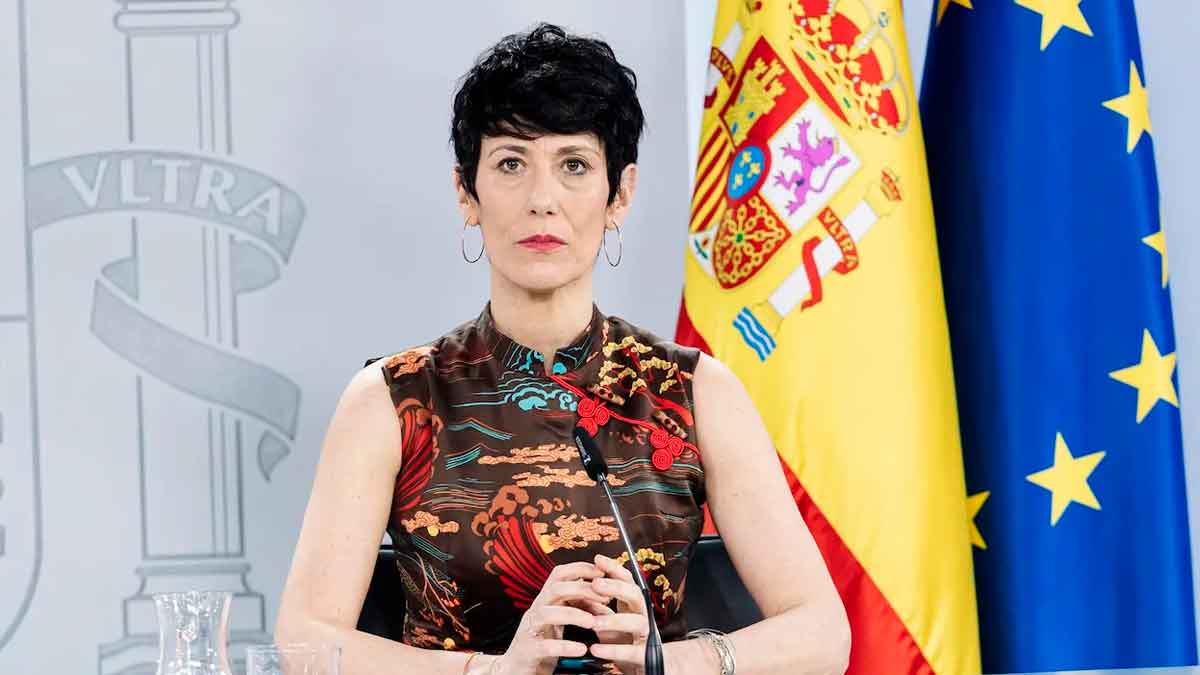Representante del Gobierno de España, con el pelo corto y blusa estampada, compareciendo en rueda de prensa sobre pensiones