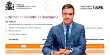 Pedro Sánchezs junto a un formulario de subsidio del SEPE para mayores de 52 años, con el logotipo del Ministerio de Trabajo