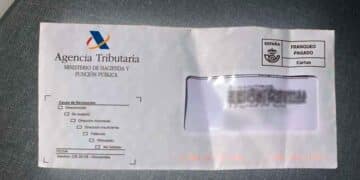 Sobre de la Agencia Tributaria con la carta de aviso para la campaña de la Renta 2025