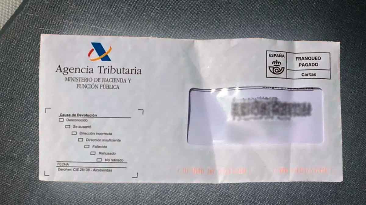Sobre de la Agencia Tributaria con la carta de aviso para la campaña de la Renta 2025