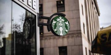 Starbucks despidió a un gerente pero la justicia falla a su favor y tendrá que readmitirlo o pagarle una indemnización.