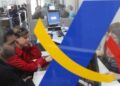 Contribuyentes consultando su declaración de la Renta en una oficina de la Agencia Tributaria