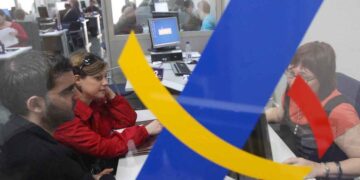 Contribuyentes consultando su declaración de la Renta en una oficina de la Agencia Tributaria