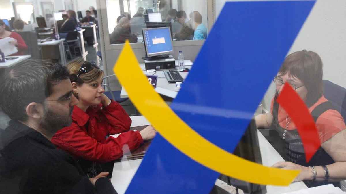 Contribuyentes consultando su declaración de la Renta en una oficina de la Agencia Tributaria