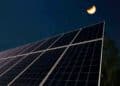 Paneles solares nocturnos generan energía verde las 24 h captando calor infrarrojo bajo el cielo estrellado sin baterías