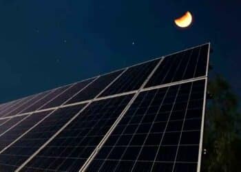 Paneles solares nocturnos generan energía verde las 24 h captando calor infrarrojo bajo el cielo estrellado sin baterías
