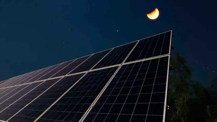 Paneles solares nocturnos generan energía verde las 24 h captando calor infrarrojo bajo el cielo estrellado sin baterías