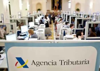 Oficina de la Agencia Tributaria con ciudadanos realizando trámites relacionados con la Declaración de la Renta 2024