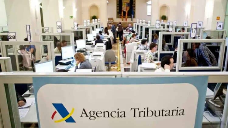 Oficina de la Agencia Tributaria con ciudadanos realizando trámites relacionados con la Declaración de la Renta 2024