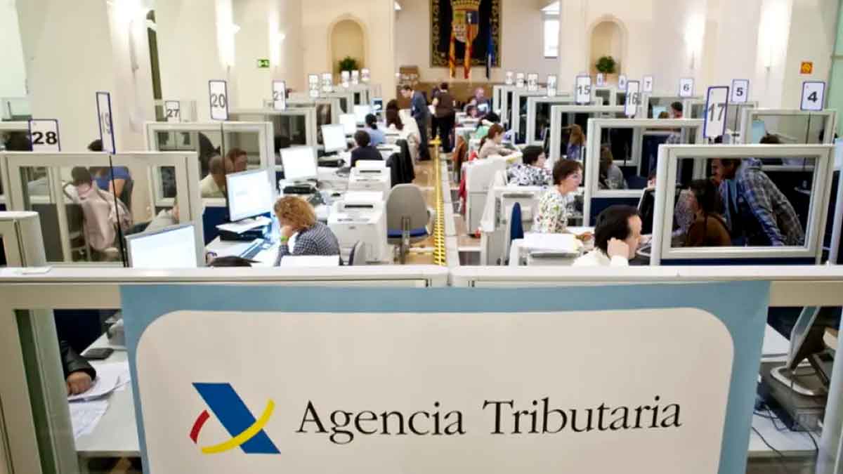 Oficina de la Agencia Tributaria con ciudadanos realizando trámites relacionados con la Declaración de la Renta 2024