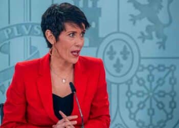 La ministra, Elma Saiz, explica en rueda de prensa el nuevo requisito fiscal para conservar el Ingreso Mínimo Vital en 2025