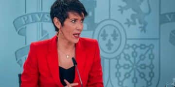 La ministra, Elma Saiz, explica en rueda de prensa el nuevo requisito fiscal para conservar el Ingreso Mínimo Vital en 2025