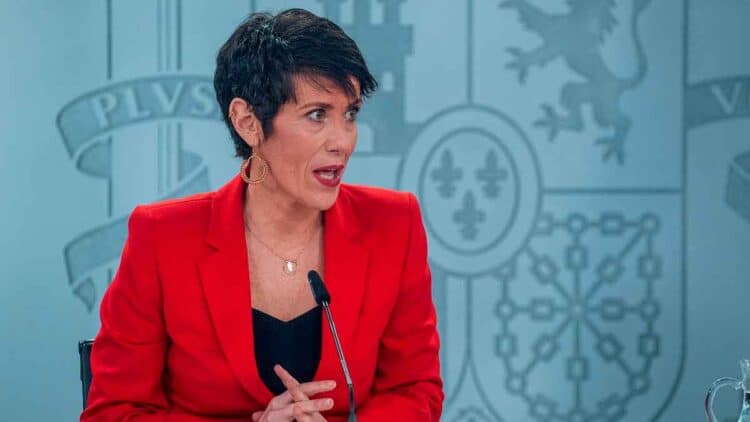 La ministra, Elma Saiz, explica en rueda de prensa el nuevo requisito fiscal para conservar el Ingreso Mínimo Vital en 2025