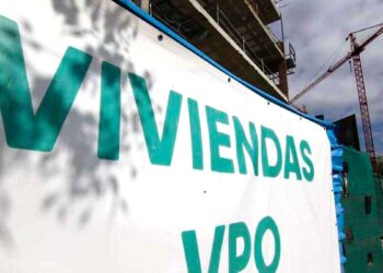 Cartel de “Viviendas VPO” junto a edificio en construcción y grúa en Andalucía, alusivo al registro de vivienda protegida