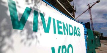 Cartel de “Viviendas VPO” junto a edificio en construcción y grúa en Andalucía, alusivo al registro de vivienda protegida