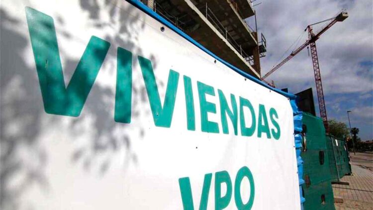 Cartel de “Viviendas VPO” junto a edificio en construcción y grúa en Andalucía, alusivo al registro de vivienda protegida