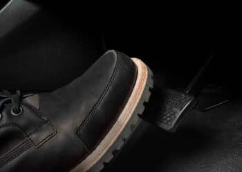 Pie presionando el pedal del acelerador para activar el sistema one-pedal que frena y recarga la batería, ahorrando dinero