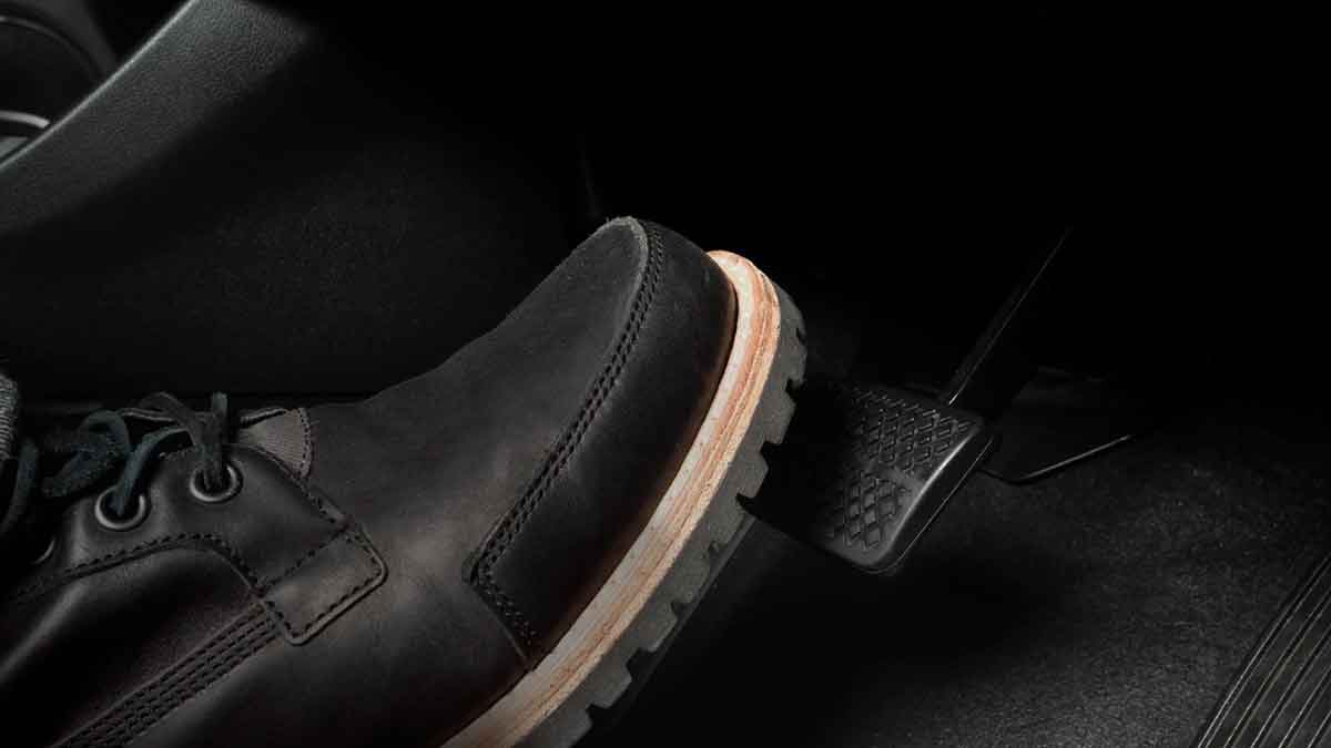 Pie presionando el pedal del acelerador para activar el sistema one-pedal que frena y recarga la batería, ahorrando dinero