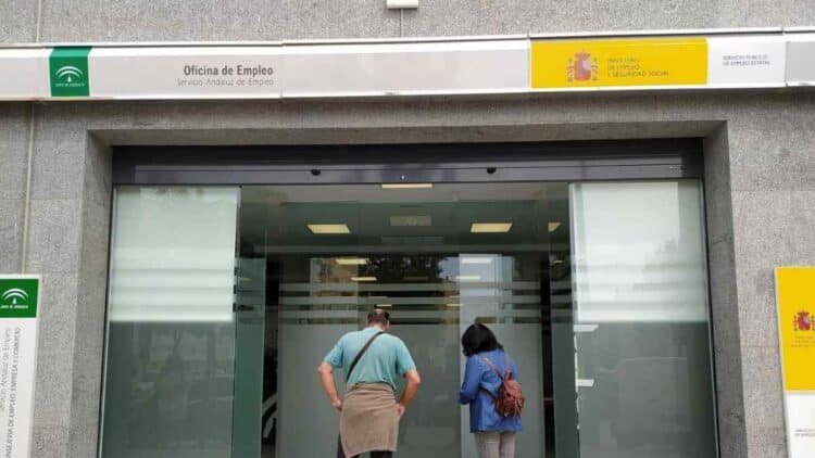 Andalucía, la comunidad autónoma donde más ha bajado el paro en abril.