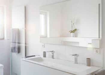 Cinco consejos para reformar tu baño sin obras de forma sencilla. Desde cambiar las paredes o la luz hasta añadir complementos funcionales.