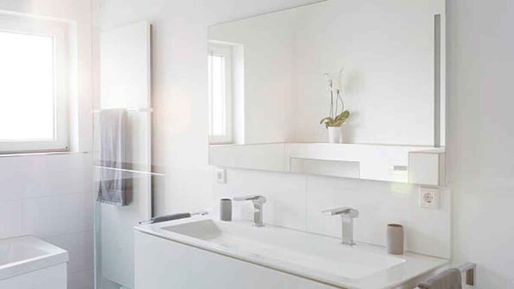 Cinco consejos para reformar tu baño sin obras de forma sencilla. Desde cambiar las paredes o la luz hasta añadir complementos funcionales.