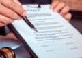 Empleado señala con un bolígrafo un contrato laboral en revisión, ejemplo de cambios sustanciales para blindar salario y derechos