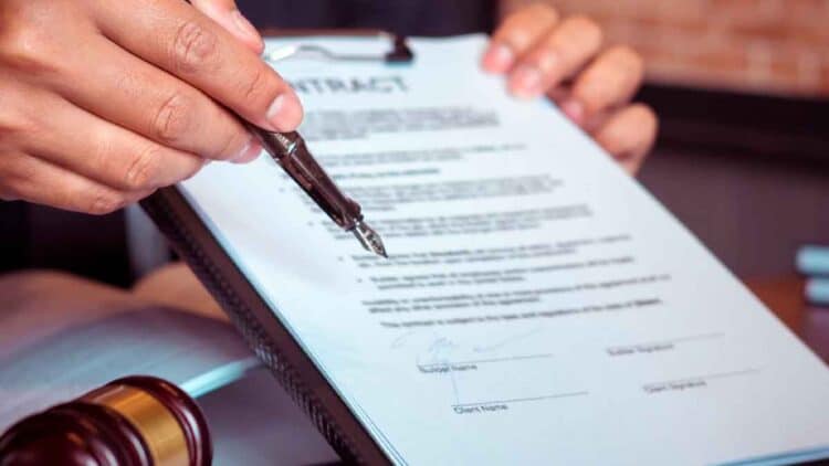 Empleado señala con un bolígrafo un contrato laboral en revisión, ejemplo de cambios sustanciales para blindar salario y derechos