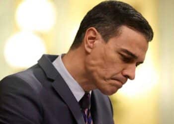 Pedro Sánchez con gesto de preocupación durante el debate sobre las devoluciones del Ingreso Mínimo Vital que ahogan a familias vulnerables.
