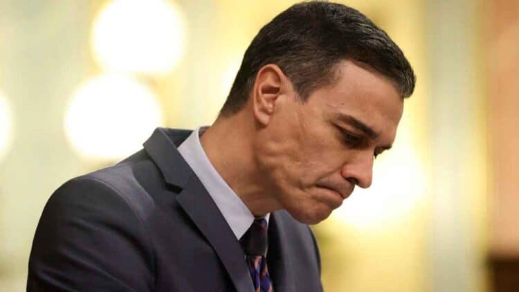 Pedro Sánchez con gesto de preocupación durante el debate sobre las devoluciones del Ingreso Mínimo Vital que ahogan a familias vulnerables.
