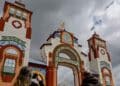 Portada de la Feria de Sevilla 2025 bajo nubes oscuras, anuncio de chubascos y frío según la AEMET