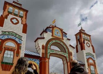 Portada de la Feria de Sevilla 2025 bajo nubes oscuras, anuncio de chubascos y frío según la AEMET