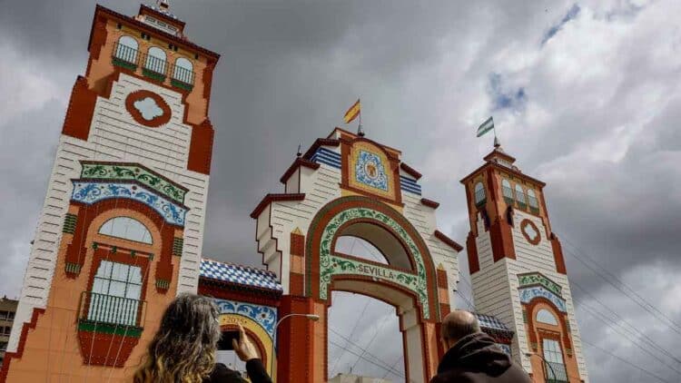 Portada de la Feria de Sevilla 2025 bajo nubes oscuras, anuncio de chubascos y frío según la AEMET