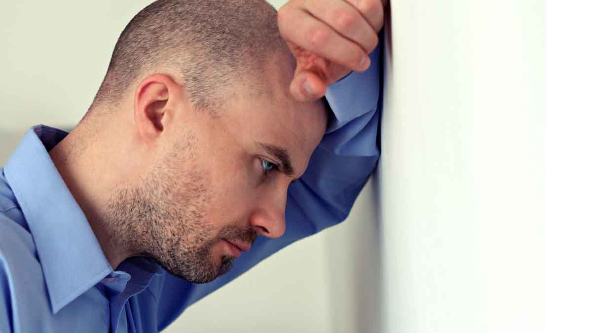 Hombre preocupado por la pérdida del Ingreso Mínimo Vital