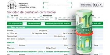 Solicitud de prestación contributiva del SEPE junto a un billete de 10 € enrollado, símbolo de compatibilidad paro-sueldo hasta 1.350 €
