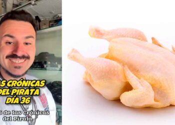 Cocinero influencer sonriente junto a un pollo entero crudo, truco para ahorrar más del 50 % frente a la pechuga fileteada