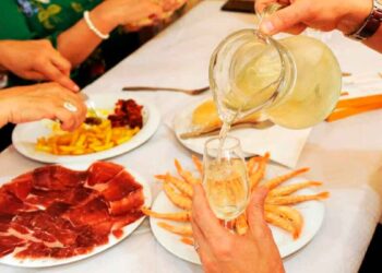 Aquí van algunas de las recetas más representativas de la Feria de Abril: desde la ensaladilla hasta la cola de toro.