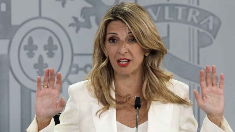 Representante del Gobierno explica la subida del salario mínimo interprofesional SMI a 1 184 euros en rueda de prensa oficial