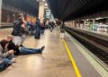 Pasajeros esperando en el andén por retraso de tren de Renfe en una estación ferroviaria en España