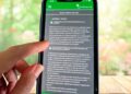 Dedos de una persona consultan los niveles de polen en la app gratuita Salud Responde desde su teléfono móvil