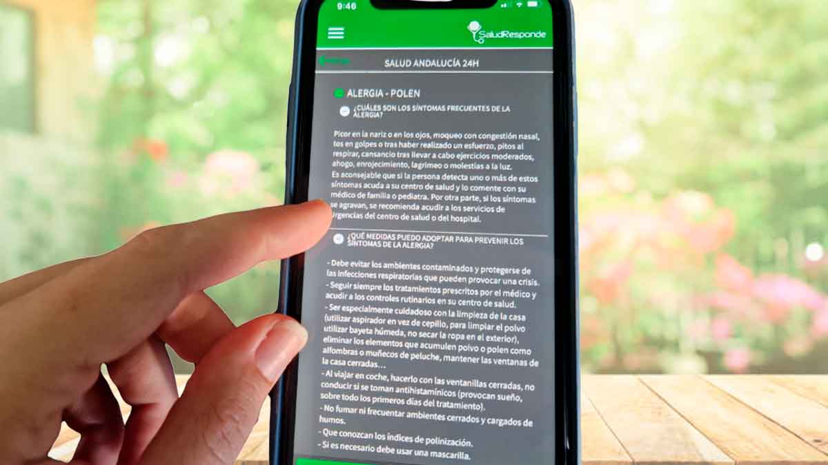 Dedos de una persona consultan los niveles de polen en la app gratuita Salud Responde desde su teléfono móvil