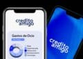 Aplicación móvil de Crédito Amigo con gráfico de gastos de ocio y su logotipo visible en dos pantallas de smartphone