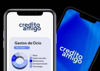 Aplicación móvil de Crédito Amigo con gráfico de gastos de ocio y su logotipo visible en dos pantallas de smartphone